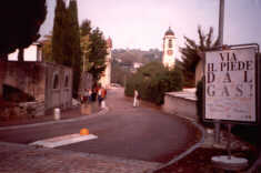 Fig 15b - Strada del villaggio, particolare del sagrato davanti alla chiesa e della zona di incrocio in prossimità della curva (Bioggio Canton Ticino)
