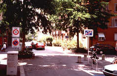 Fig 5 - Strada residenziale e zona 30, la pavimentazione, il verde e la riorganizzazione del parcheggio cambiano l'aspetto della strada (Engelstrasse a Zurigo)